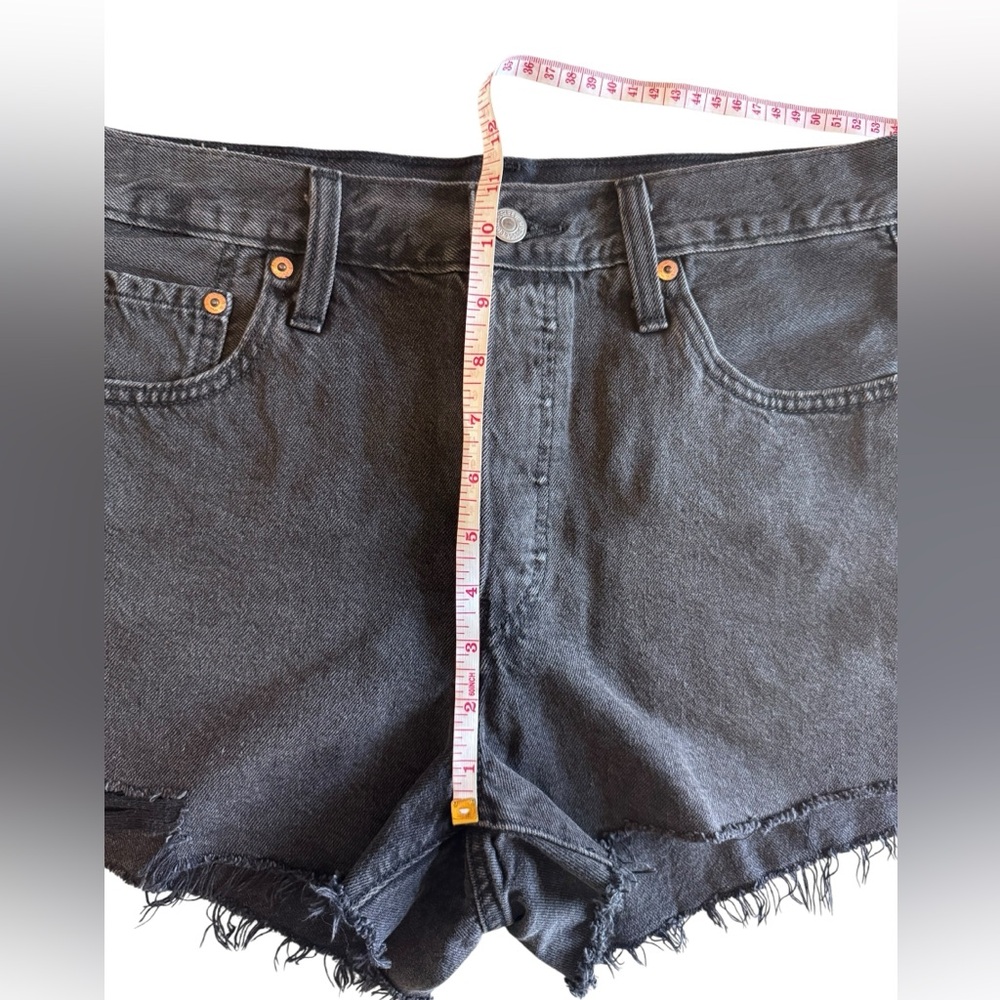 Levi's Women's 501 Original High Rise Shorts 2.5 In - Black Distressed Size 29 - Picture 7 of 12